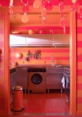 Flippige Küche mit Streifenoptik in Orange und und Rot