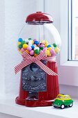 Bubblegum machine with bow and toy car