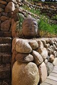 Steinerne Buddhastatue im Garten