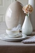Osterstimmung - Frühstücksgedeck und Vase mit Nelke