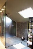 Modernes Bad im Dachgeschoss - Grau geflieste, barrierefreie Dusche mit Glastrennscheibe
