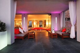 Mediterranes Landhaus mit offenem Wohnraum im Designerstil und aufregender Lichtinszenierung