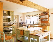 Rustikale Landhausküche mit teilweise modernen Geräten aus Edelstahl