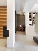 Minimalistischer Wohnraum mit Arbeitstisch in Ecke
