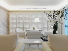 Moderner Wohn/Essraum ganz in Weiß mit Marmorelementen und Beleuchtungswand am Essplatz