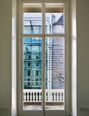 Blick durch geschlossene Balkontür auf modernes Nachbarhaus (Goethe Institut, London)