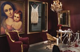 Schlafzimmer mit barocken Stilmöbeln, Lüster und großem Marienbild in Öl an dunkelroter Wand