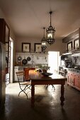 blick in eine Küche mit Holzmöbeln und Edelstahlregalen