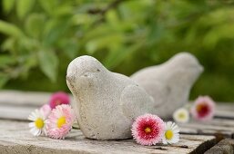 Vogelfiguren aus Stein