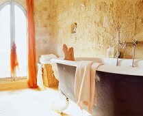 Freistehende Badewanne im Château Maignaut (Pyrenäen, Frankreich)