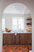 Helle Küche mit rustikalen Schranktüren und Küchenregal aus Massivholz