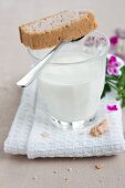 Ein Glas Milch dazu Shortbread mit Duftgeranienöl
