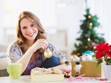 Frau bereitet Weihnachtsdekoration vor