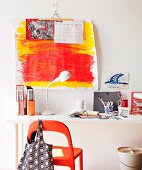 Schreibtischplatz dekoriert mit selbstgemaltem Wandkalender