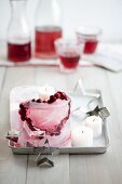 Eisschale mit Herz aus Cranberries, Kerzen und sternförmige Ausstecher