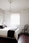 Tapeziertes Schlafzimmer mit französischem Stilelementen