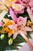 Hochzeitsdekoration mit rosa und lachsfarbenen Blüten
