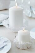 Mit Wäschesteif in Form gebrachte Häkeldeckchen als selbst gestaltete Kerzenhalter