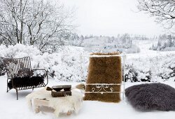 Verschiedene Felle für Stühle, Tisch, Teppich und Kissen im Schnee