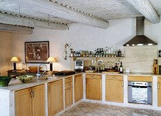 Offene Küche im Landhausstil mit Balkendecke & Küchenzeile mit Holzfronten