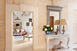 Blick vom Eingangsbereich ins Wohnzimmer eines restaurierten eleganten französischen Landhauses mit aniken Möbeln