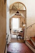 Blick vom Treppenhaus in gemütlichen Salon eines provenzalischen Landhauses