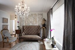 Goldener Rokoko Sessel und gepolsterte Sitzbank mit hoher Rückenlehne und Kronleuchter im Wohnzimmer