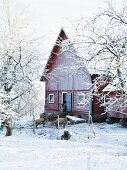 Verschneites, schwedisches Bauernhaus mit Schafstall