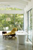 Retro Polsterliege neben Badewanne im vollverglasten Designer Wohnhaus