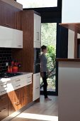 Moderne Einbauküche mit Holzfronten und weissen Türen