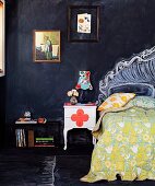 Tafelfarbe im Schlafzimmer - mit Kreide immer neue Accessoires erfinden, ergänzt durch bunten Stoffmix und bemalte Flohmarktmöbel