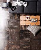 Sofa & Beistelltisch in Wohnraum mit dekorativem Fliesenboden in Marmoroptik