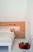Designer Bettkopfteil mit integriertem Nachtkästchen unter Dachschräge eingebaut