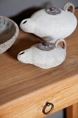 Kleine Öllampen aus Keramik auf Holztisch