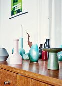 Dänische Kerzenständer und eine Sammlung kleiner Keramikvasen vom Flohmarkt auf 60er Jahre Retro Sideboard