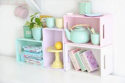 Pastellfarbiges Regalsystem aus Holzkisten für die Küche
