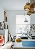Workspace mit Lampenschirm Collage in der Wohnung eines jungen Designer Pärchens
