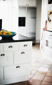 Weisser Küchenunterschrank mit Schubladen und Muschelgriffen aus Edelstahl