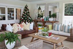 South-Sea Christmas: living room with exotic and colourful decor