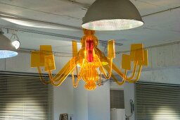 Beleuchteter Designer-Kronleuchter aus gelbem Glas