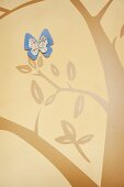 Baum mit Schmetterling als Wandbild (Detailaufnahme)