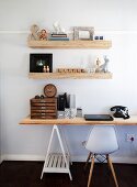 Raues Holz, Schwarz, Weiß und Retro Elemente in einem Home-Office