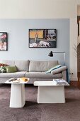 Sofa und Designer Beistelltische im Wohnzimmer
