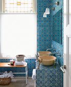 Badezimmer mit marokkanischen Fliesen und schlichten Waschschüsseln