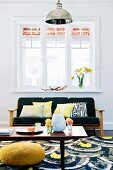 Wohnbereich im Retostil mit schwarz-gelbem Farbkonzept mit weißem Sprossenfenster