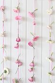 Romantische Buffetdeko aus Bändern mit rosa und weissen Blüten