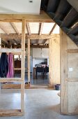 Blick in offenen Wohnbereich eines renovierten Bauernhauses mit Fachwerkkonstuktionen