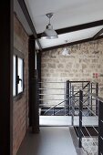 Galerie mit Geländer aus Edelstahl und Seilverspannung in Loft-Wohnraum