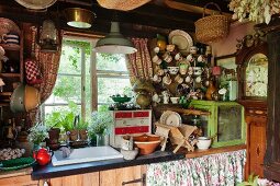 Nostalgische Küchenecke mit Geschirr und Standuhr