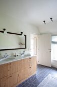 Doppelter Waschtisch mit Holzfronten und Marmorplatte im ländlichen Badezimmer